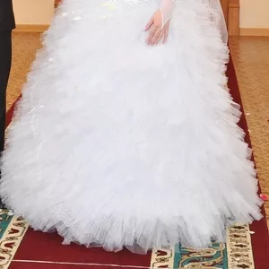 Белоснежное,  пышное свадебное платье.